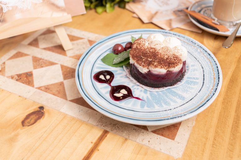 Hausgemachtes Törtchen mit Kirschen und Sahne